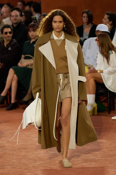 Look 16